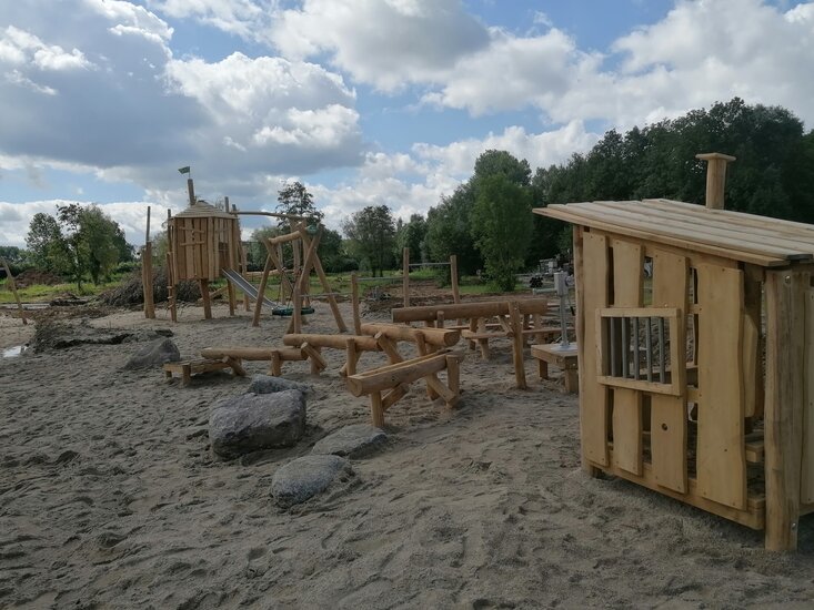 sfeerfoto van het Robinia Speelhuisje Snackbar Openbaar vanaf de zijkant/achterkant