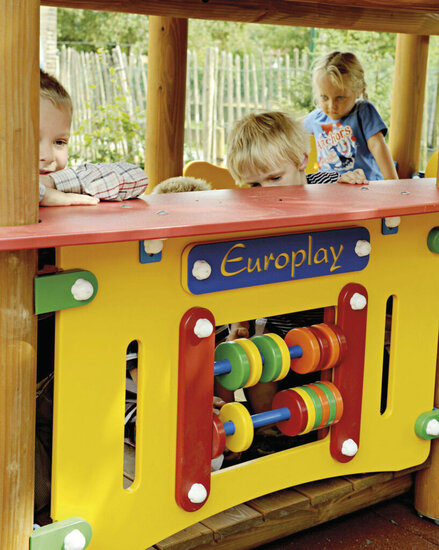 sfeerfoto van het Europlay Aanbouwelement Toonbank met telraam waar kinderen mee spelen