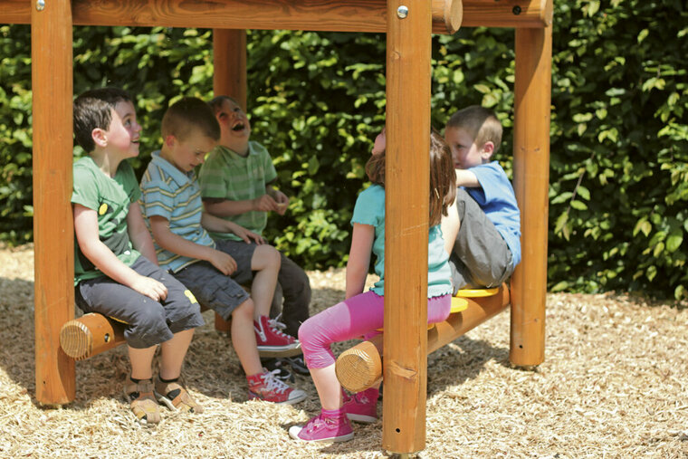 sfeerfoto van het Europlay Aanbouwelement Zitbalk met 3 zittingen waar kinderen op zitten