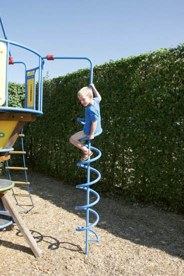 sfeerfoto van een kindje wat speelt op het Europlay Aanbouwelement Lage spiraalglijstang