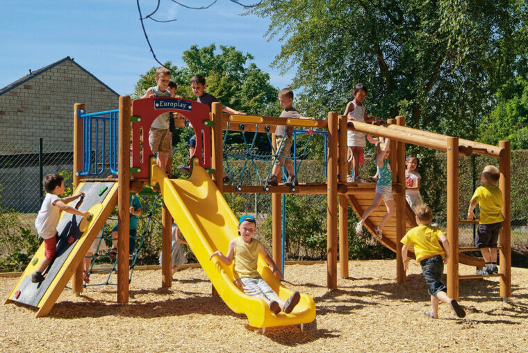 sfeerfoto van het Europlay Speeltoren Indianendorp waar kinderen op aan het spelen zijn