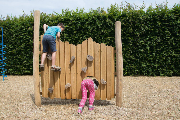 Klimgrepen houten op klimmuur met kinderen