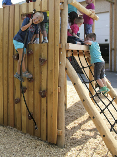 Klimwand speeltoestel openbaar met kinderen klimmen