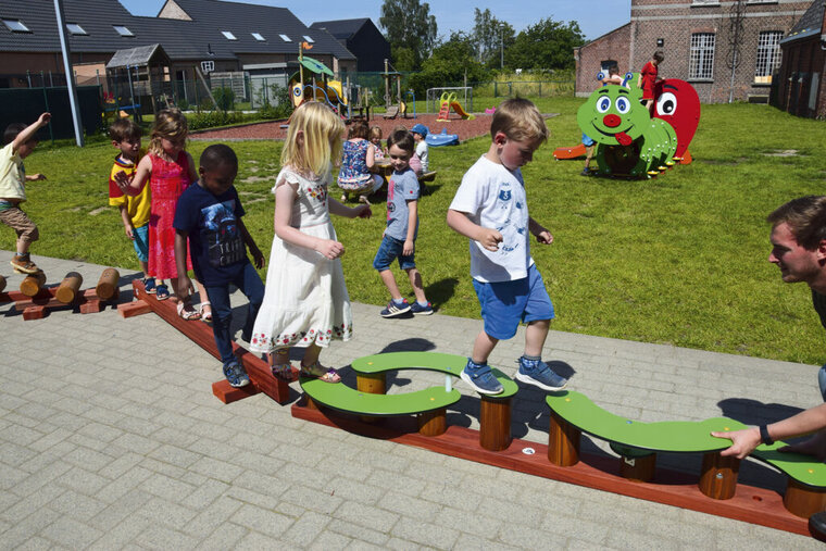 sfeerfoto van de achterkant van het Europlay avonturenpad Slangenpad waar kinderen op aan het spelen zijn