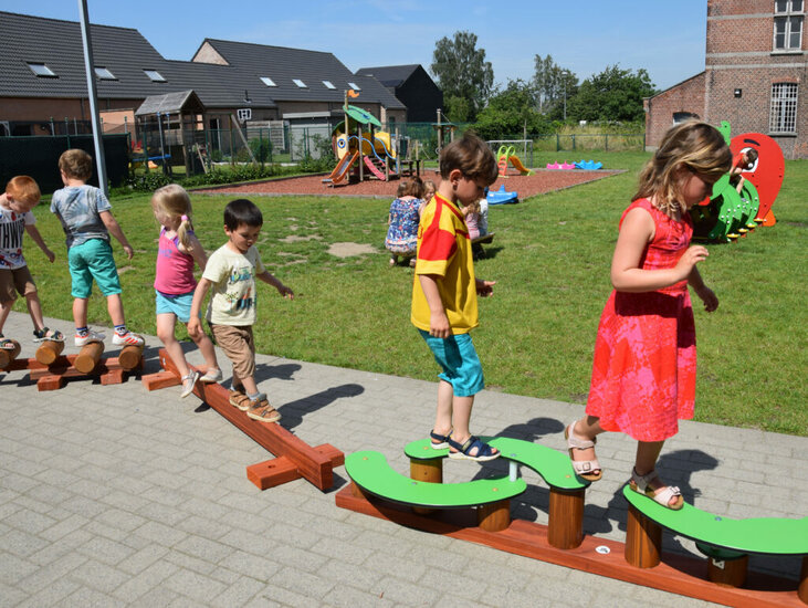 sfeerfoto van de voorkant van de Europlay Evenwichtsbalk Wandelende tak waar kinderen op spelen