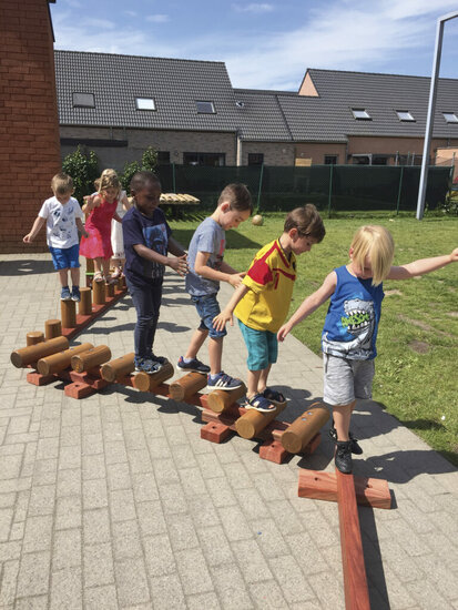 sfeerfoto van de Europlay Evenwichtsbalk Krokodillenrug waar kinderen op aan het spelen zijn