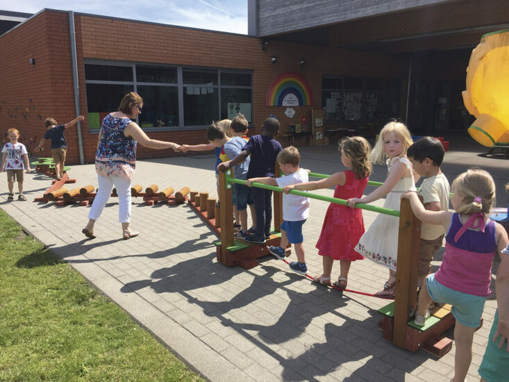 sfeerfoto van de Europlay Evenwichtstouw Apenbrug waarop kinderen aan het spelen zijn