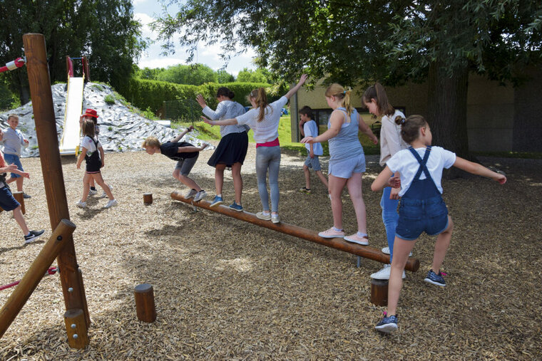 sfeerfoto van het Europlay Evenwichtsbalk Robinson Cruso&euml; waar kinderen op aan het spelen zijn