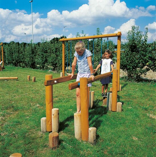 sfeerfoto van het Europlay Evenwichtsbrug Lancelot waar kinderen op aan het spelen zijn