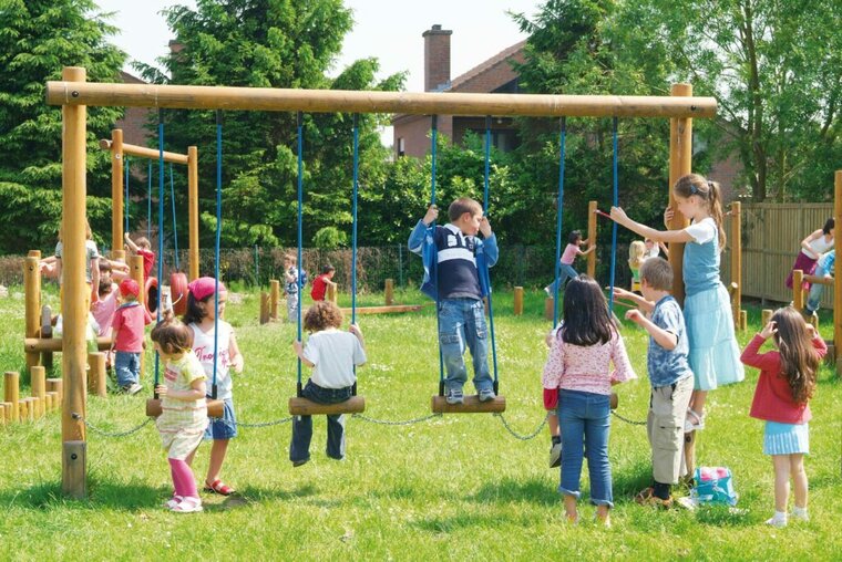 sfeerfoto van het Europlay Houten Evenwichtsparcours A waar kinderen op aan het spelen zijn