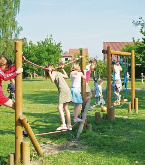 sfeerfoto van het Europlay Houten Evenwichtsparcours B waarop kinderen aan het spelen zijn