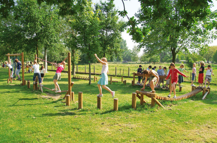 sfeerfoto van het Europlay Houten Evenwichtsparcours B waar kinderen op spelen