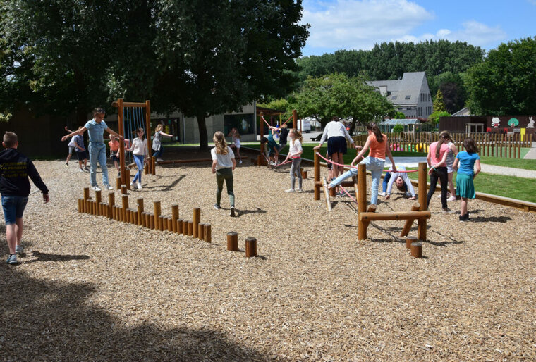 sfeerfoto van het Europlay Houten Evenwichtsparcours C waar kindern op aan het spelen zijn