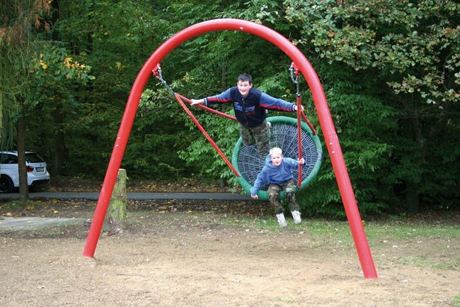 boogschommel staal met kinderen op nestschommel