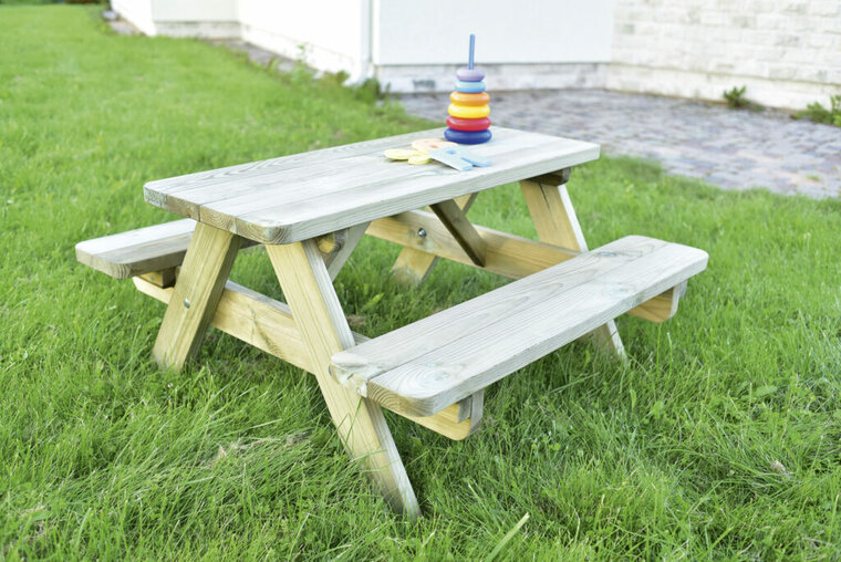 sfeerfoto van de Europlay kinder- &amp; kleuterpicknicktafel in het gras