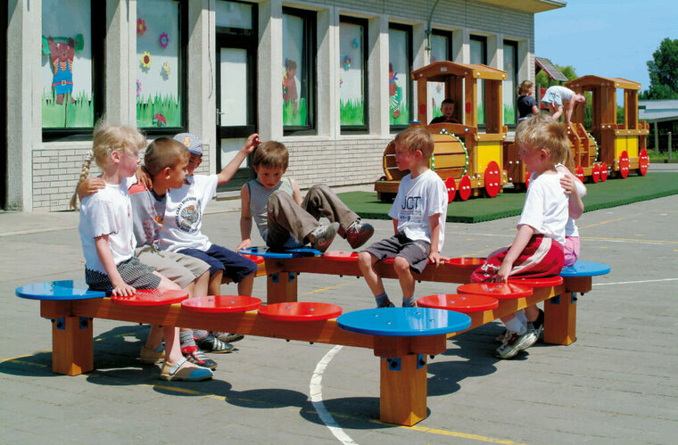 sfeerfoto van kinderen die op het schoolplein op de Europlay Sprookjeshoek - 16 zittingen zitten