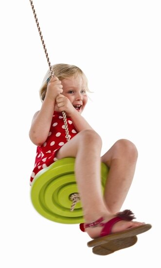 sfeerfoto van de Schotelschommel kunststof Groen met *PH** touw met een kindje die aan het schommelen is
