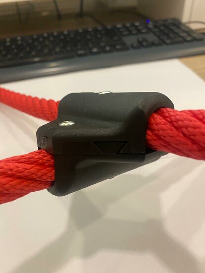 sfeerfoto van de zijkant van de Kunststof X-connector voor &Oslash;16 mm gewapend touw zwart foto met touw