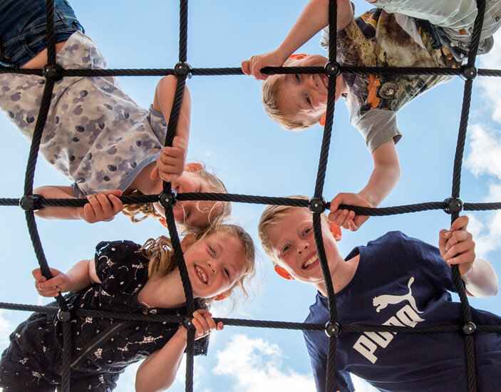 sfeerfoto van het klimnet van het Robinia Combi Klimparcours II waar kinderen op spelen