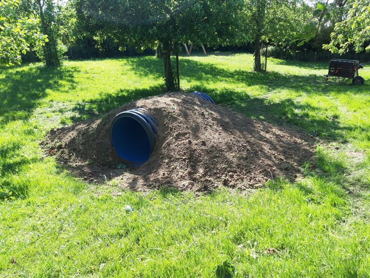 sfeerfoto van de Kruiptunnel 2 meter zwart *&Oslash;60cm**  geplaatst in een berg grond