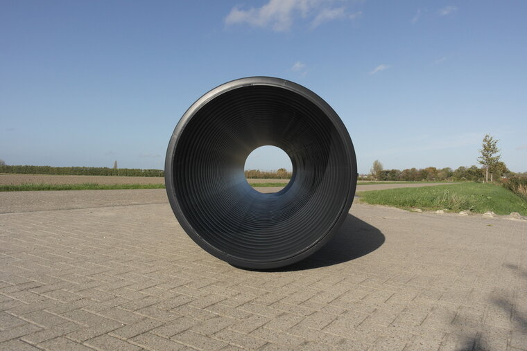 sfeerfoto van zwarte kruiptunnel voor kinderen