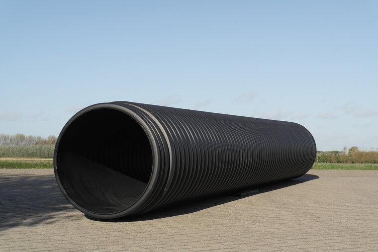 sfeerfoto van een zwarte kruiptunnel 3 meter lang