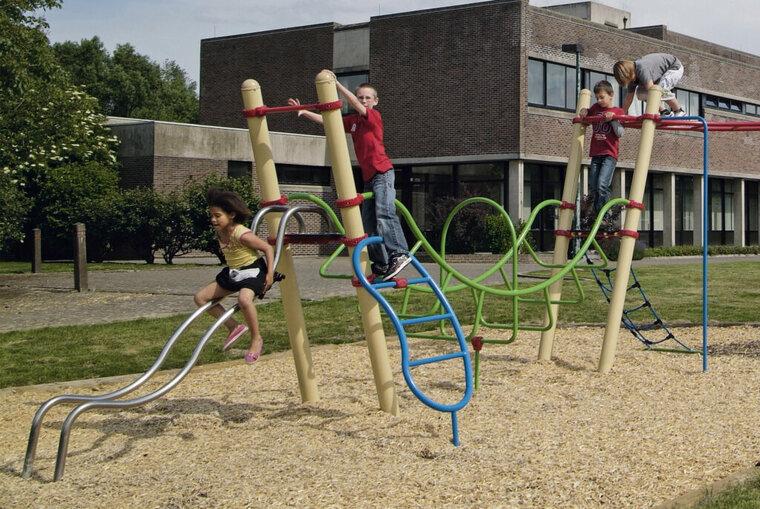 sfeerfoto van het Europlay Klimtoestel Columbia beige waarop kinderen aan het spelen zijn