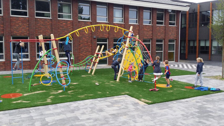 sfeerfoto van Europlay Klimtoestel Enterprise U op schoolplein