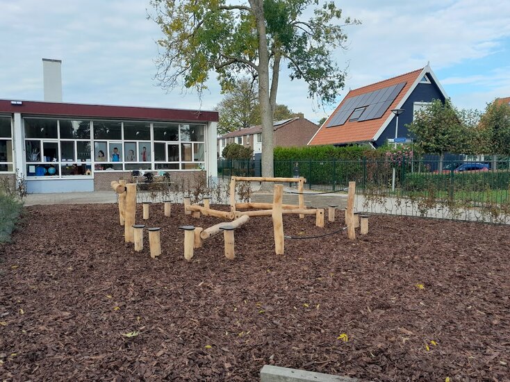 Robinia Evenwichtsparcours Openbaar (Serie 29) sfeerfoto geplaatst op een basisschool