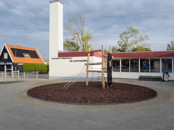 Robinia Driezijdige Klimtoren Openbaar (Serie 35) sfeerfoto geplaatst op een basisschool
