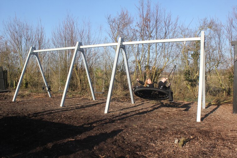 schommel kinderen op nestschommel frame