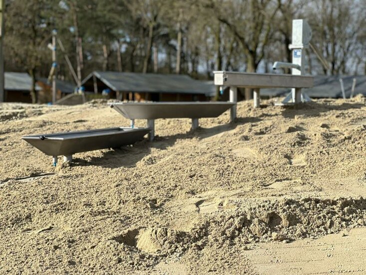 watertoestel in zand op speelplaats