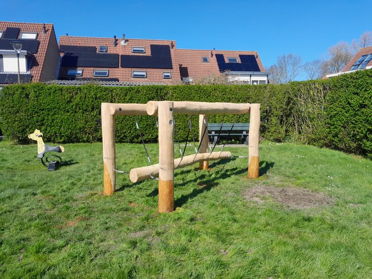 speeltoestel hout balanceertoestel op openbare speelplaats