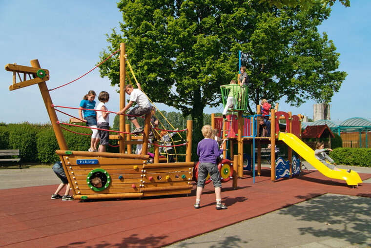 sfeerfoto Europlay Speelboot Viking met achtersteven Openbaar buiten op schoolplein