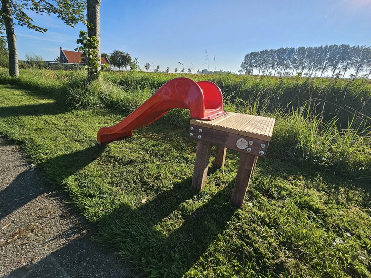 Talud/Platform Hardhout met Rode Glijbaan Polyester voor hoogte 50 cm &#039;Jaguar&#039; typeplaatje