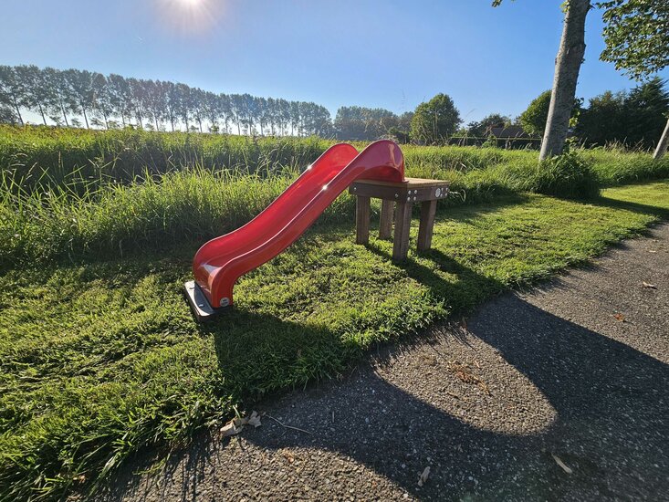 Talud/Platform Hardhout met Rode Glijbaan Polyester voor hoogte 50 cm &#039;Jaguar&#039; sfeer