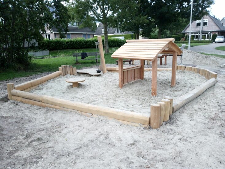 Robinia Zandbak met Speelhuisje Openbaar sfeerfoto