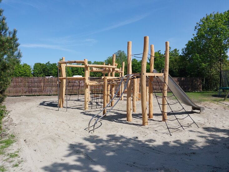 Maatwerk Speeltoestel van Robinia hout camping Muralt