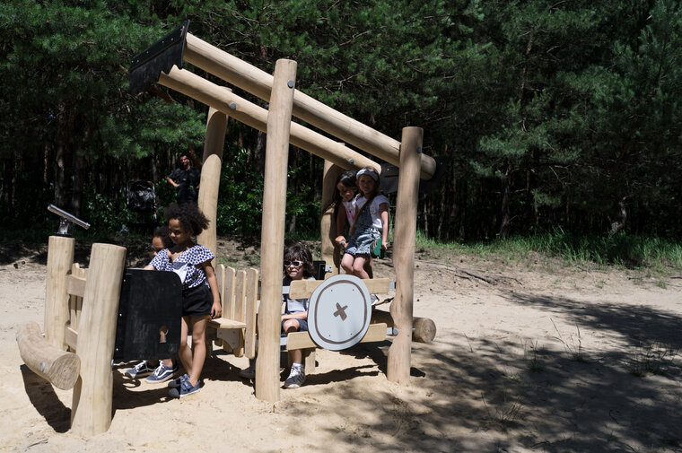 Sfeerfoto met kinderen Robinia speelhuisje Stuuravontuur III