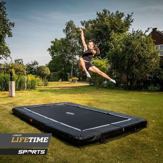 sfeer foto van Berg *Ultim Favorit** Trampoline Inground 330 x 220 Zwart