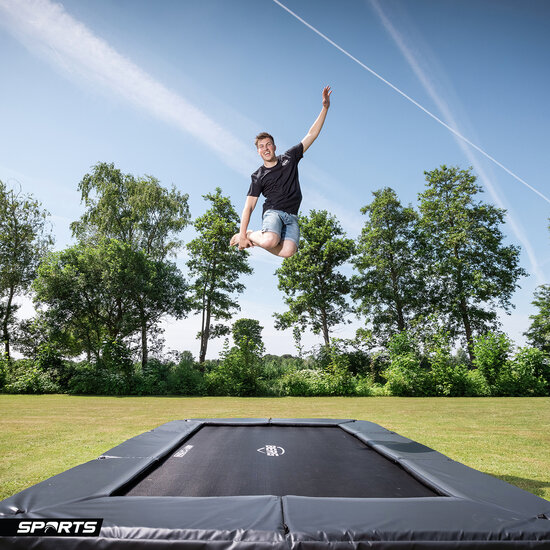 Mood afbeelding van Berg Ultim Champion Trampoline 330 x 220 inground Grijs