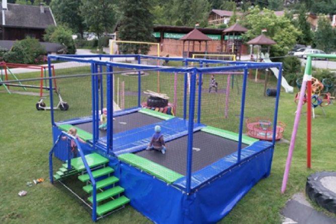 trampolinepark op speelplaats openbaar