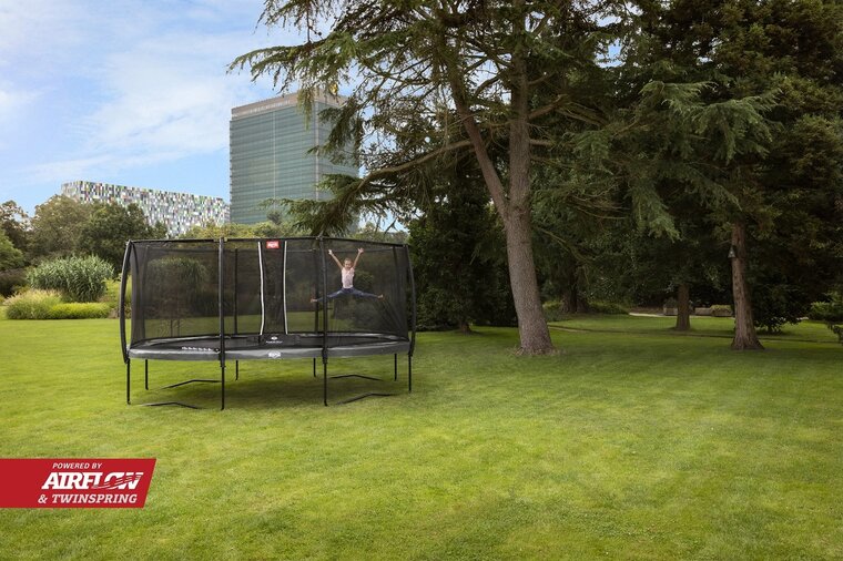 Sfeer afbeelding Berg Grand Elite Ovaal Trampoline 520 x 345 incl. Safetynet Deluxe XL Grijs