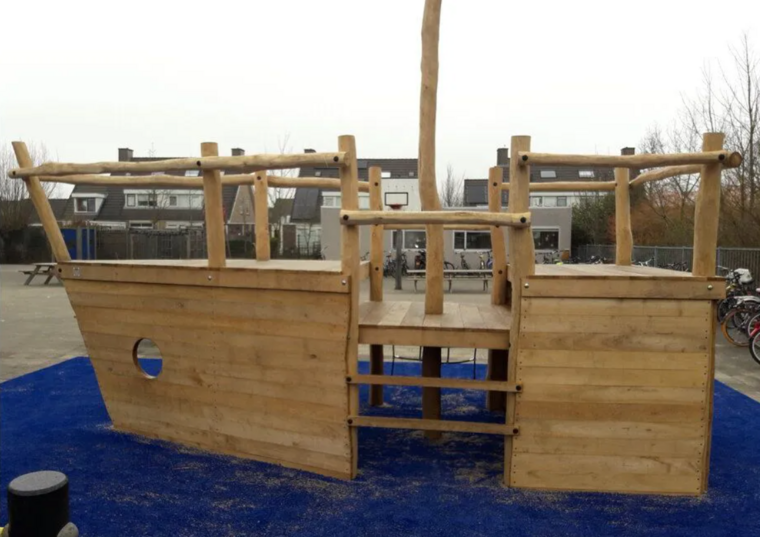 houten speelboot openbare speelplein