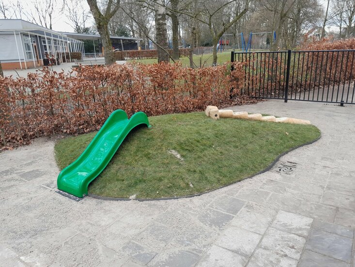 glijbaan groen op schoolplein