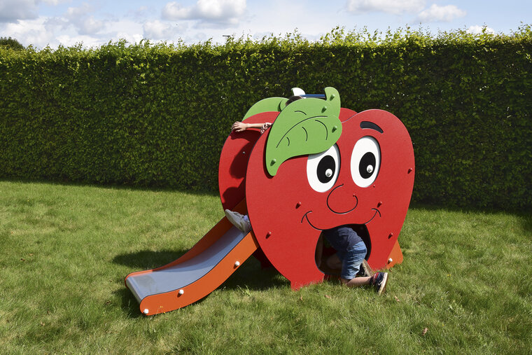 speeltoestel glijbaan appel op openbare speelplaats