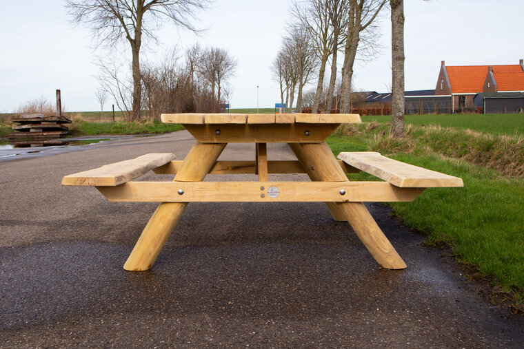 voorkant van picknicktafel 