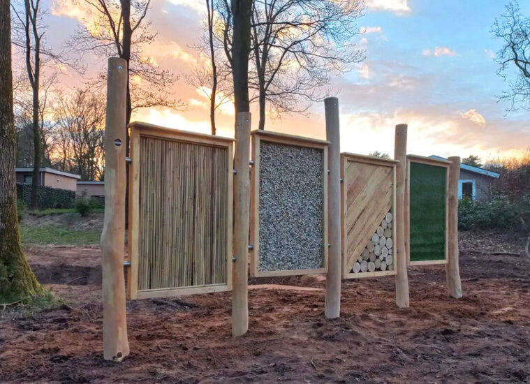 Robinia houten voelwand andere zijde met 4 panelen