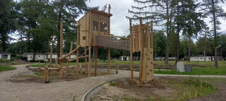 Robinia houten klimtoren Jachthut op de camping