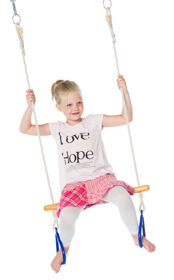 Kind schommelend op Houten trapeze lijnzaadolie met driehoeksringen Blauw PH Touw